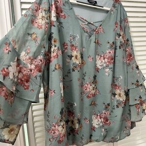Pretty Roz & Ali Floral Plus Size 3X women’s bubble hem top
